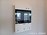 室内：来訪者の顔と声をしっかり確認できるTVモニター付きインターホンを採用しました。毎日の暮らしの安全をサポートし、ご家族に安心感をもたらす防犯設備です。