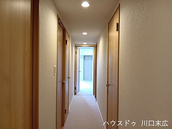 各居室へスムーズにアクセスできる独立性の高い動線設計です。フラットな床面が続き、日々の移動を安全かつ快適にサポートする居住空間を演出しています。