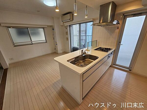家族のコミュニケーションを育む対面式キッチンを備えたリビング空間です。開放的なデザインが、日々の団らんやリラックスタイムをより豊かで心地よいものにします。