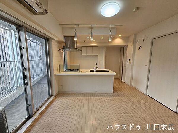 すっきりとしたシンプルな内装が魅力の居住空間です。どのようなインテリアテイストにも調和しやすく、住まう方の個性を活かした自由な空間作りをお楽しみいただけます。
