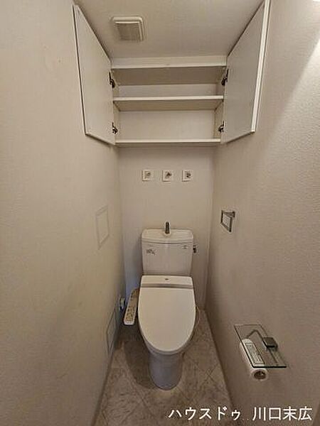 年間を通じて快適に使用できる温水洗浄便座を搭載しています。上部には収納棚を備え、トイレットペーパーなどの備品を整理して清潔なプライベート空間を維持できます。