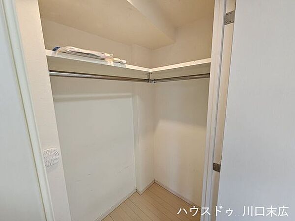 衣類をたっぷり掛けられるハンガーパイプと上段の棚を備えたウォークインクローゼットです。かさばる季節物や大型の荷物もすっきりと収まり、住空間を広く保ちます。