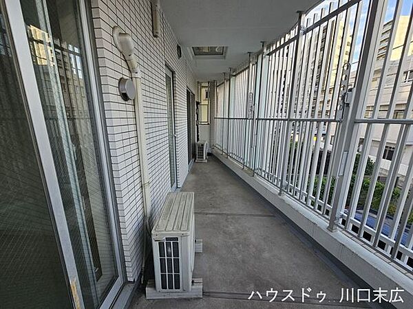 外の空気を存分に感じられる開放的なルーフバルコニースペースです。リフレッシュの場や、ちょっとした屋外空間として、日々の暮らしに特別なゆとりをもたらします。