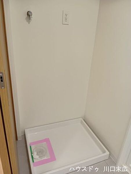 水漏れリスクを軽減する防水パンを備えた洗濯機置場。毎日の家事をスムーズに行えるよう、生活動線に配慮されています。