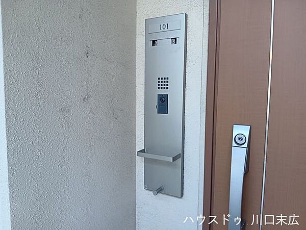 セキュリティ面に配慮されたインターホン設備。日々の安全な暮らしを守り、安心感のある生活をサポートします。