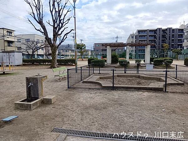 西青木4丁目公園住宅街にあり、滑り台などの遊具が揃う小さなお子様の遊び場として最適なスポットです。ベンチも完備され、散歩の休憩や親子のふれあいの場として地域に親しまれています。（24時間利用可能）…