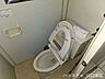 トイレ：快適な使用感をサポートする温水洗浄便座を搭載しています。清潔感のある落ち着いたトーンで統一され、毎日の生活に欠かせないプライベート空間を整えています。