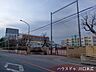 周辺：川口市立青木北小学校落ち着いた雰囲気の中で、お子様がのびのびと学べる教育環境が整っています。地域の目が行き届く治安の良さも魅力で、子育て世代の毎日の生活に確かな安心感をもたらしてくれます。 590m