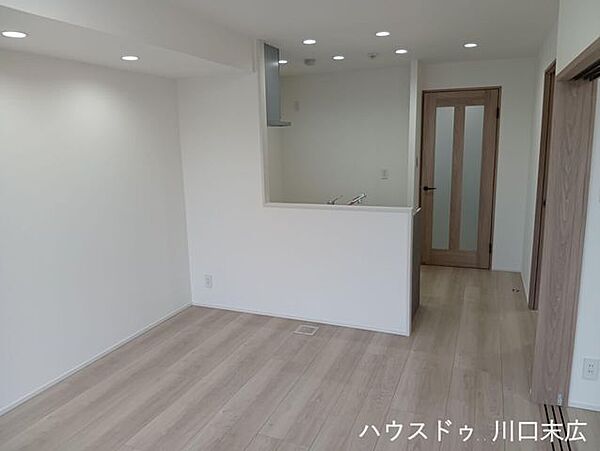 対面式キッチンを採用したリビング。料理をしながらでもご家族とのコミュニケーションが取りやすく、日々の暮らしに一体感をもたらします。