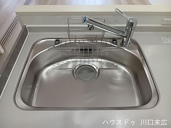 お手入れのしやすいシンプルなフォルムのシンク。水栓設備を備え付け、毎日の調理や洗い物をスムーズにサポートする機能的な水回り設備です。