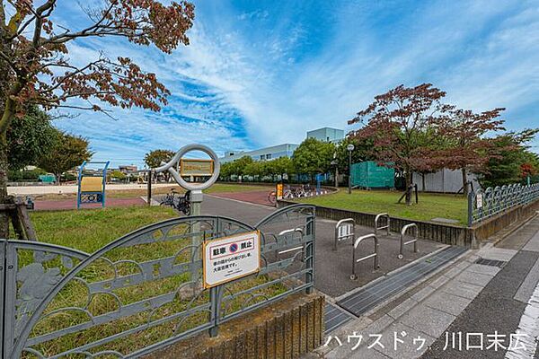 朝日中央公園広々とした敷地に遊具やベンチが整い、子どもから大人までのびのび過ごせる公園。散歩や子どもの外遊びにちょうど良い、地域の憩いの場です。 110m