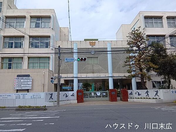川口市立青木中学校穏やかな住宅街に囲まれ、地域の目も行き届きやすいため治安が良く安心です。落ち着いた環境で、お子様が勉強や部活動にのびのびと打ち込める子育て世帯に嬉しい立地です。 1130m