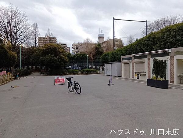 中青木公園手入れの行き届いた園内には遊具や広場が揃い、親子で安心して遊べる環境です。駐車場や無料のテニスコートも完備され、気軽にスポーツや散策を楽しめます。（9:00～16:00） 450m