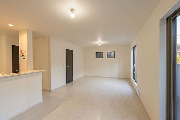 開放感溢れる広々としたLDKは家族が集う憩いの場。キッチンから全体を見渡せるため、お子様を見守りながら安心して家事がこなせます。家族の笑顔が広がる、光に満ちた住まいです。