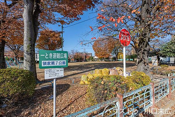 領家第7公園住宅街に溶け込む穏やかな公園。小さなお子様がのびのび遊べる遊具が整い、日常のお散歩やリフレッシュに最適です。身近に緑と開放感を感じられる環境が、心豊かな暮らしに心地よい潤いを与えてくれ…