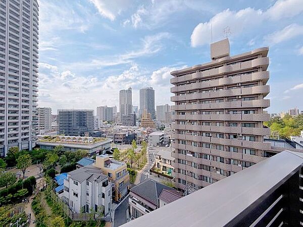 都市のダイナミズムと豊かな緑が調和した、開放的な眺望が広がります。変わりゆく街並みを見渡しながら、ゆったりとしたプライベートタイムを満喫できます。