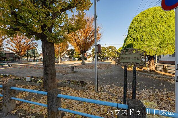 元郷第四公園常時開園。遊具や広場があり、お子様の遊び場として最適です。身近に緑を感じられる環境は大きな魅力。日々のリフレッシュや散歩にぴったりの、地域に愛される頼もしい憩いの場です。 250m