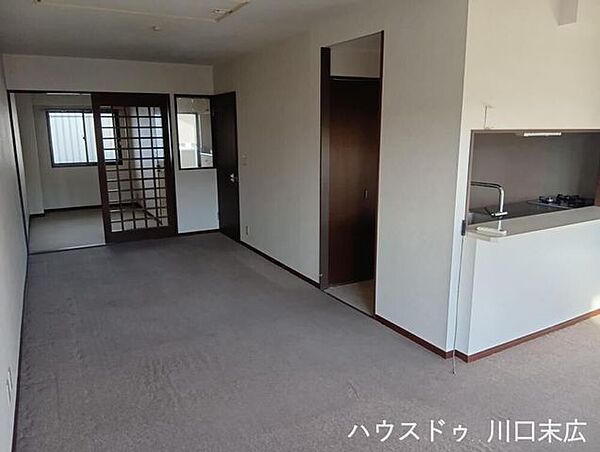 隣接する洋室との間の引き戸を開放すれば、さらに広々とした大空間として活用できるフレキシブルなリビングです。