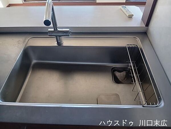 洗い物がしやすいゆったりとしたサイズのステンレスシンク。水切りワイヤーバスケットを備え、使い勝手も良好です。