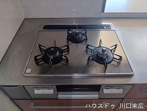 3口タイプのガスコンロ。複数の調理を同時進行できるため、毎日の家事効率が上がり、お料理の幅も広がります。
