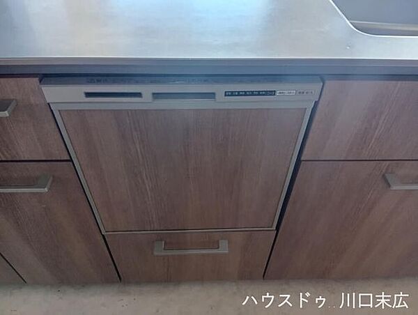 システムキッチンに組み込まれた収納・機能設備。キッチン周りのアイテムをすっきりと収め、作業効率を高めます。