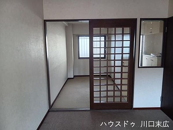 格子調の引き戸が趣を感じさせる洋室。リビングと繋げて使ったり、個室として使ったりと用途に合わせて柔軟に変えられます。