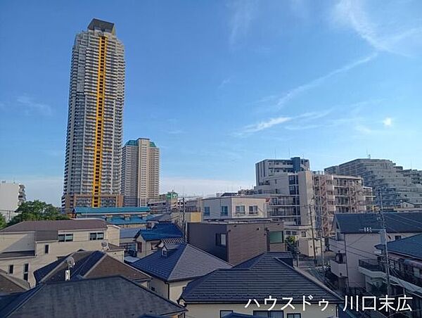 バルコニーからの見晴らし。広々とした空の抜け感を感じられる景色が、日々の暮らしに心地よい彩りを与えてくれます。