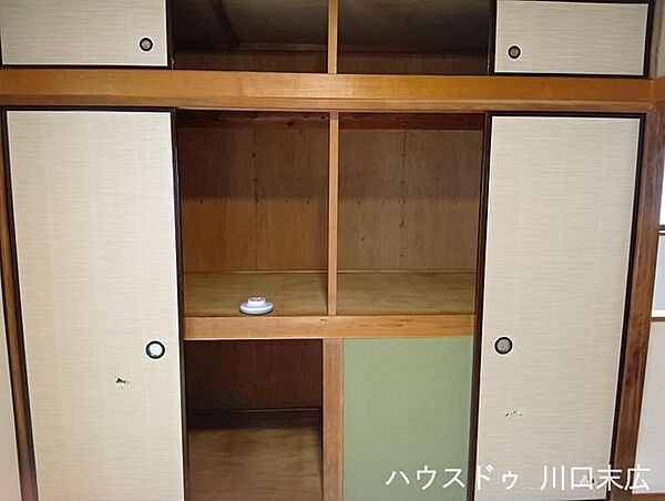 廊下などの共有スペースに設けられた、扉付きのクローゼットです。日用品のストックや小物などを隠して整理整頓でき、生活空間をすっきりと保つことができる実用的で機能的な収納設備です。