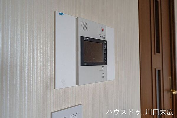 来訪者の顔を室内から確認できるモニター付きインターホンです。日々の暮らしに安心感を与え、防犯面でも居住者の安全な生活をサポートする心強いセキュリティ機能です。