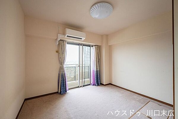 シンプルな四角い間取りで家具の配置がしやすく、こだわりの空間を創り上げることができます。独立性が高く、書斎やワークスペースとしても集中しやすい環境です。