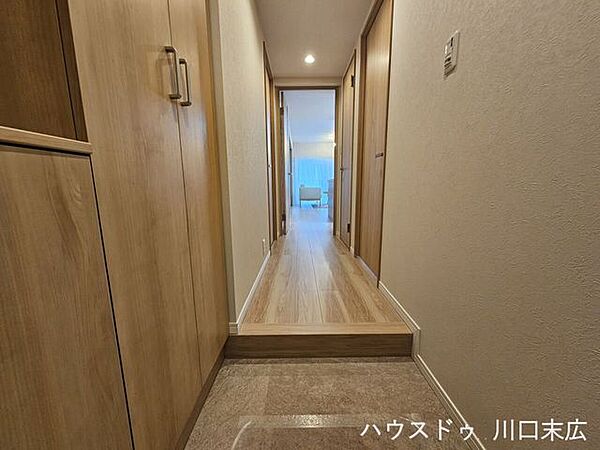 住宅の顔となる玄関には、天井まで届くトールサイズのシューズボックスを設置。家族全員の靴をたっぷりと収納し、常に整然とした美しいエントランスを保ちます。