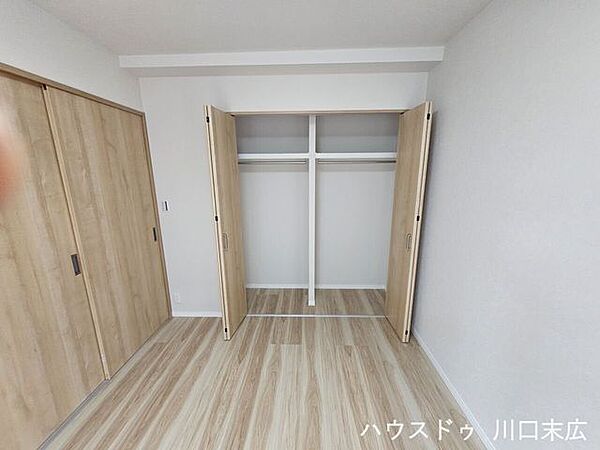 折れ戸を採用し、出し入れがスムーズな大容量のクローゼット。丈の長いコートやワンピースから季節ごとの衣類まで、整理整頓をサポートする頼もしい収納設備です。