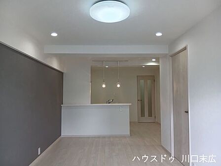 落ち着いた色合いのアクセントクロスを採用した居住空間。どんなテイストのインテリアも馴染みやすく、自分らしいコーディネートを楽しめる洗練されたデザインです。