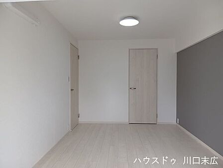 壁面の一部にアクセントクロスをあしらい、空間に立体感を持たせました。お好みの家具を配置して、リラックスできるプライベートなひとときをお過ごしいただけます。