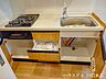 キッチン：用途に合わせて使い分けられる機能的なキッチン下部収納。かさばる調理器具から細かなアイテムまでスッキリと整理でき、毎日のスムーズなお料理時間をサポートします。
