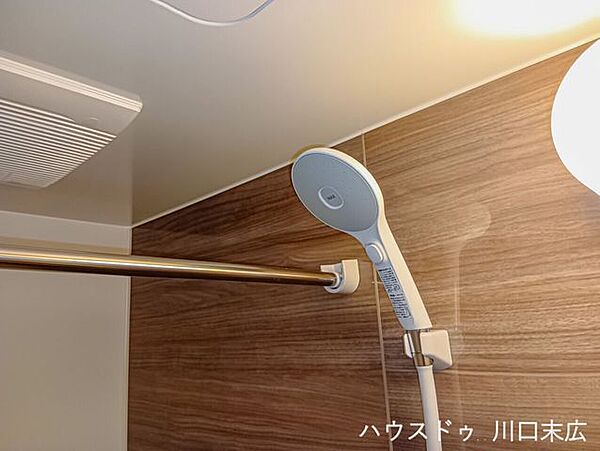 使う人の好みの高さに自在に調整できるスライドバー付きのシャワー設備。毎日のバスタイムをより快適に、個々のスタイルに合わせてリラックスできる時間を演出します。