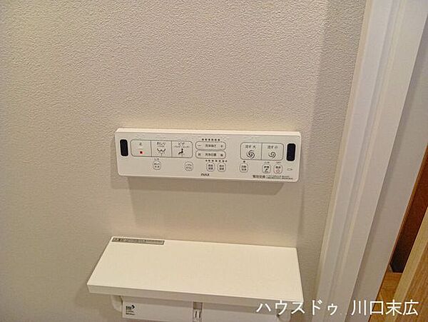 壁面にすっきりと収まる温水洗浄便座のリモコンパネル。直感的に操作できるボタン配置を採用しており、毎日使うトイレをより衛生的で快適な環境に保ちます。
