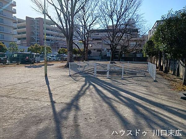 青木1丁目公園豊かな緑と広場が整備されており、毎日のお子様の遊び場やリフレッシュの場として重宝します。一時避難広場にも指定されているため、万が一の災害時にも安心です。（24時間開放） 280m
