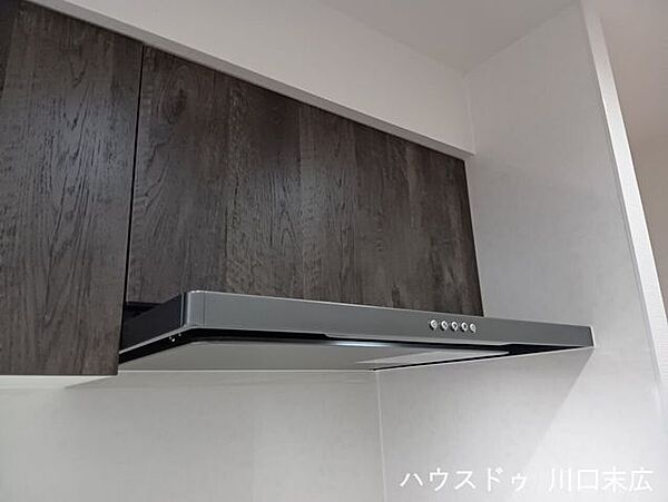 スタイリッシュなデザインのレンジフードを備え付け。キッチン空間の空気を清潔に保ち、日々の調理を快適にサポートする実用的な設備です。