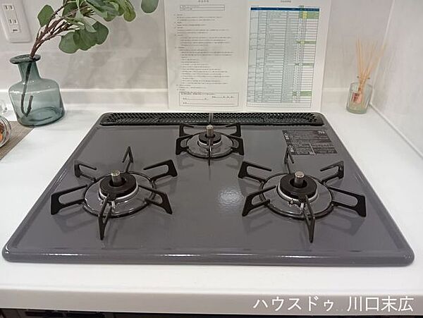 複数のお料理を同時に進行できる三口ガスコンロ。手入れのしやすいトッププレートを採用し、キッチン空間を常に美しく保つことができます。