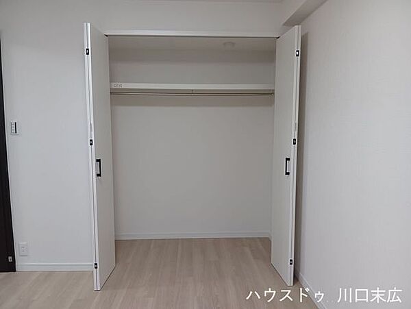 空間を無駄なく活用できる機能的なクローゼット。衣類などを機能的に収納し、居住空間をすっきりと保つスマートなライフスタイルを実現します。