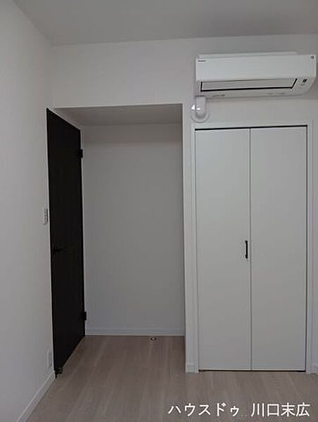 木目の美しい建具がアクセントとなるプライベートルーム。収納設備を備え付け、住まう人の個性を引き立てる自由度の高い設計を採用しています。