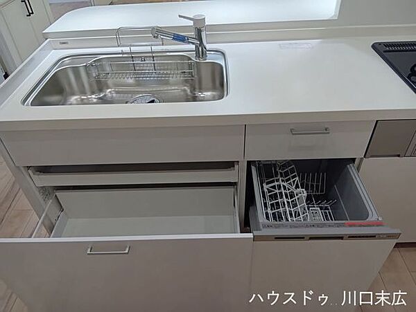 空間に美しく調和する対面式システムキッチン。機能的な収納と広々とした作業スペースを確保し、毎日の調理や後片付けをスムーズにサポートします。