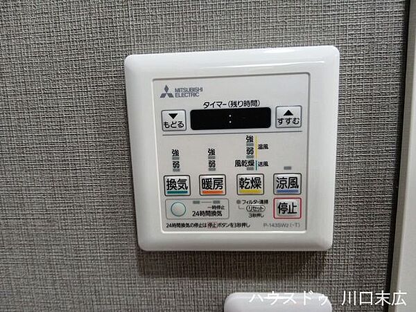 天候に左右されず洗濯物を乾かせる浴室乾燥機。冬場のヒートショック対策となる暖房機能も備え、一年を通じて快適な入浴環境を維持します。