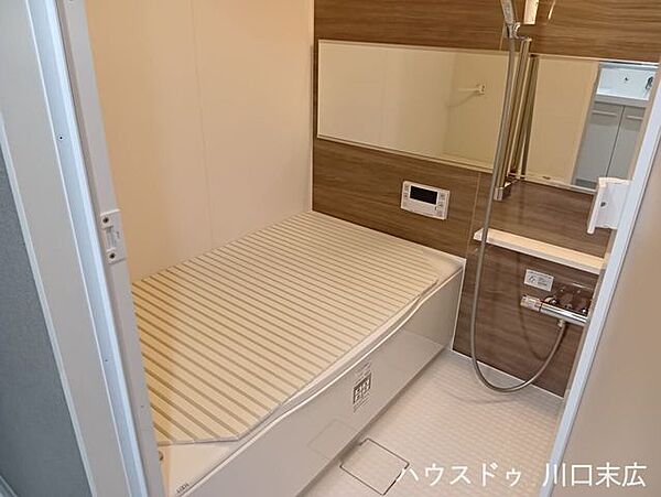 ゆったりと足を伸ばして寛げるなめらかなフォルムの浴槽。段差が少なくお手入れがしやすい設計で、毎日の快適なバスタイムを清潔にサポートします。