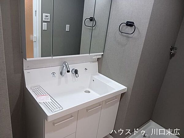 収納力に優れた三面鏡と広々とした洗面ボウルを備えた洗面化粧台。日々の身支度を快適にサポートし、洗練されたサニタリー空間を演出します。