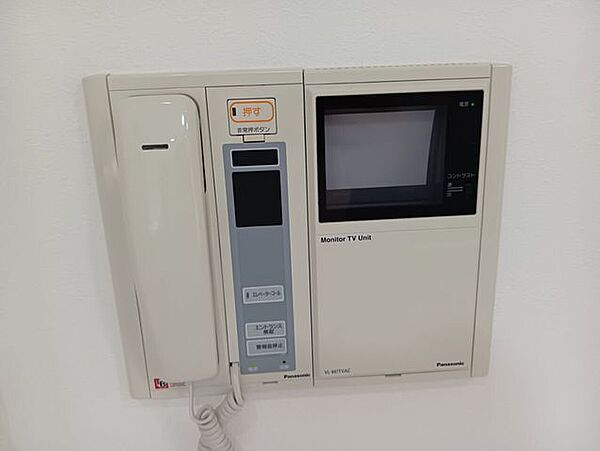 室内から来訪者の顔と声を確認できるモニター付きインターホン。不要な訪問者への対応を抑え、毎日の暮らしに確かな安心感をもたらす重要な設備です。