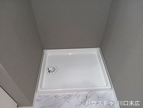 室内設備として防水パンを標準装備した洗濯機置場。万が一の水漏れリスクを軽減し、毎日のランドリーワークを安全かつスムーズに行えます。