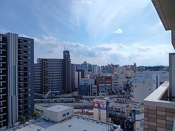 バルコニーからの眺望。周囲の建物との適度な距離感が保たれており、日々のちょっとした気分転換やリラックスタイムに寄り添うプライベートな景色です。