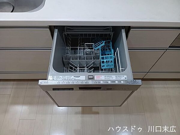 ビルトインタイプの食器洗い乾燥機を備え付け。日々の家事負担を軽減し、家族と過ごすゆとりある時間を創出する頼もしい設備です。